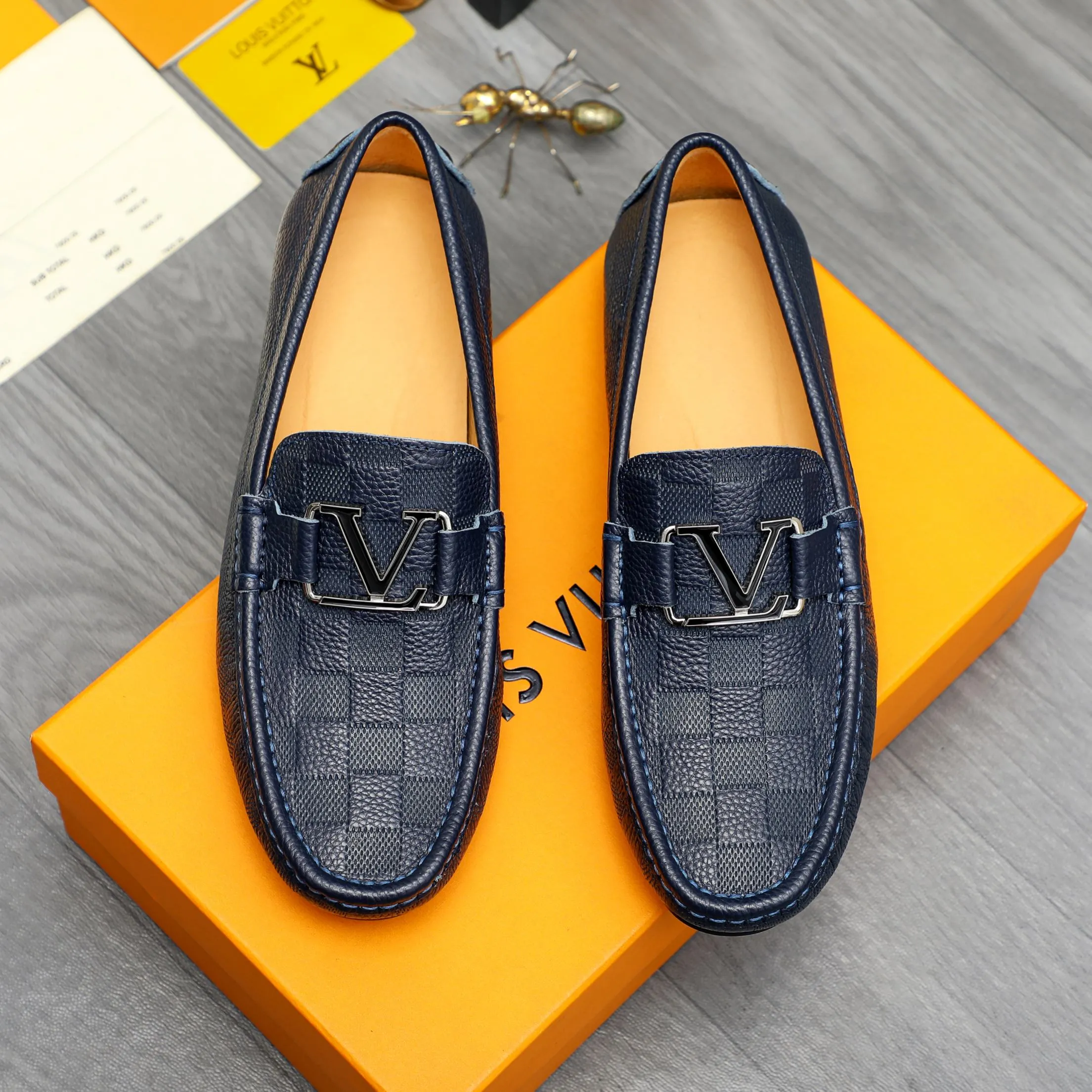 Men's shoes 💰p380 Product trademark: LV "Louis Vuitton" casual slip-on men's shoes Regular size: 38-45 Product materials: Selected classic embossed plaid upper, pigskin lining, rubber outsole
